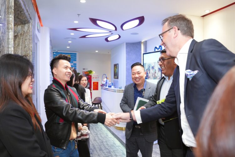 The Vice President of Align Technology and Managing Director of Align APAC, along with the senior leadership team from Invisalign, visited Thuy Duc Dental Clinic 4 The Vice President of Align Technology and Managing Director of Align APAC, along with the senior leadership team from Invisalign, visited Thuy Duc Dental Clinic 4