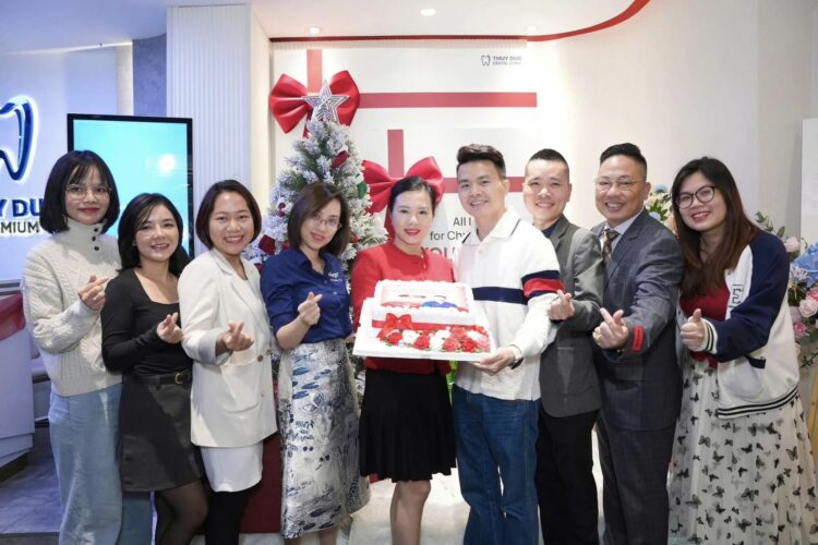 Thúy Đức Dental is honored to welcome the Invisalign Vietnam team to congratulate Dr. Phạm Hồng Đức on achieving the Red Diamond ranking