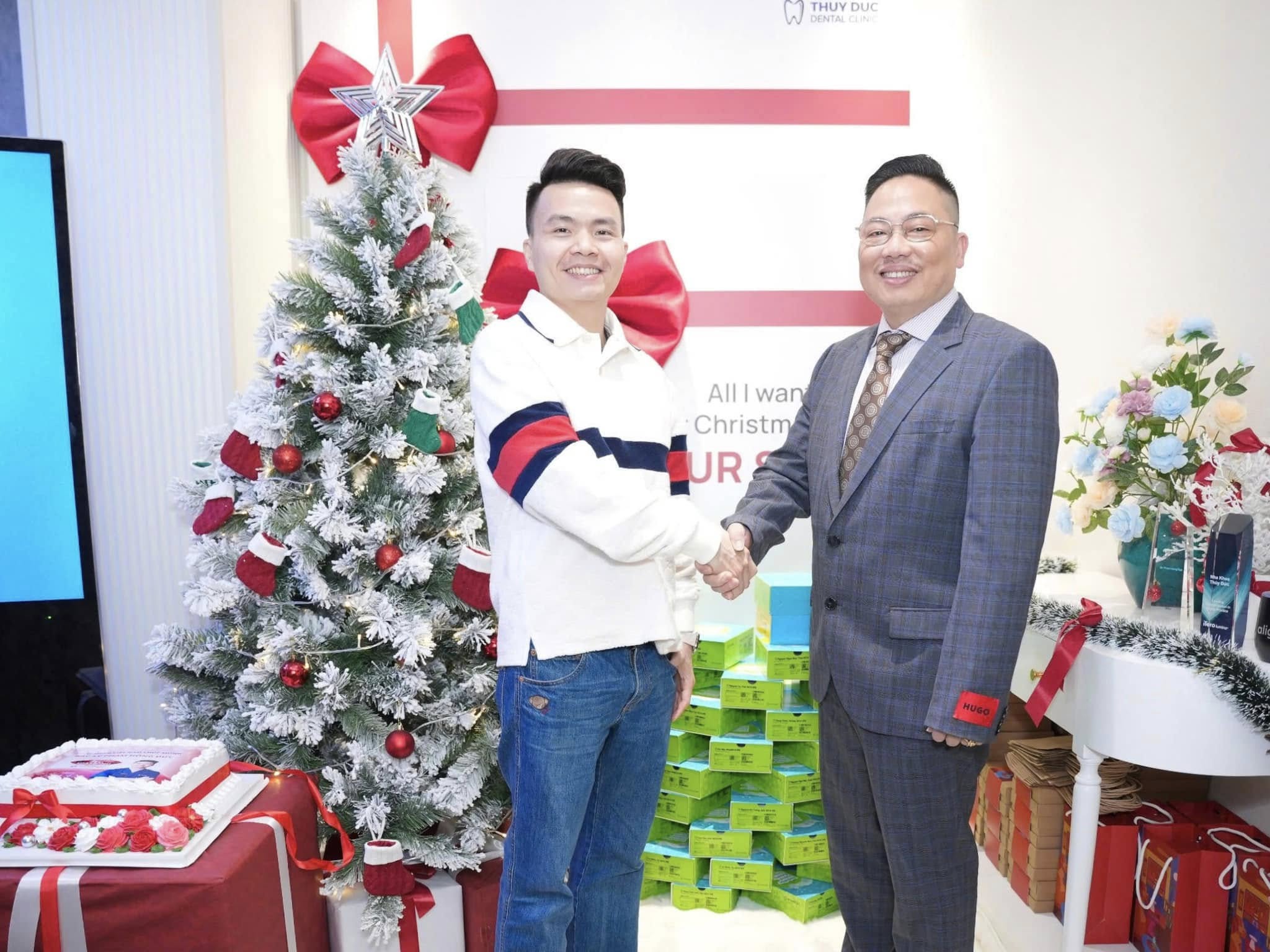 Thúy Đức Dental is honored to welcome the Invisalign Vietnam team to congratulate Dr. Phạm Hồng Đức on achieving the Red Diamond ranking 4 Thúy Đức Dental is honored to welcome the Invisalign Vietnam team to congratulate Dr. Phạm Hồng Đức on achieving the Red Diamond ranking 4